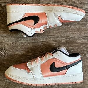 Jordan 1 Low
White Light Madder Root (GS)